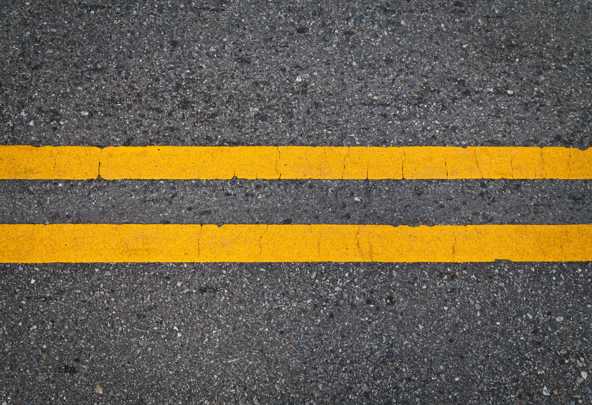 Απεικόνιση ενός δρόμου με κίτρινη διαγράμμιση