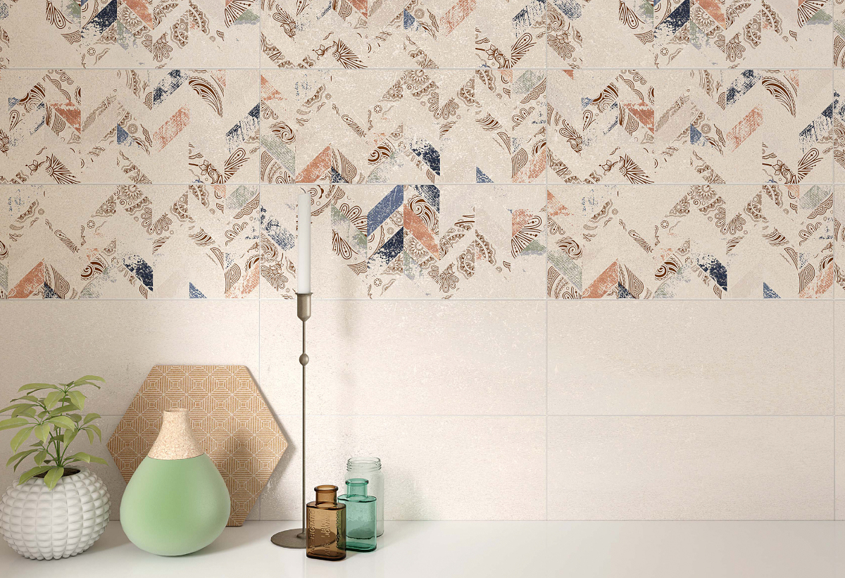 Απεικονίζεται το πλακάκι τοποθετημένο σε ένα μπάνιο.