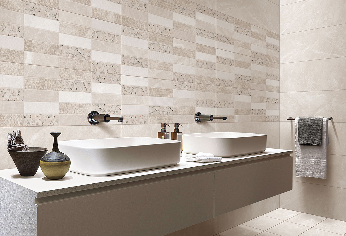 Απεικονίζεται το πλακάκι τοποθετημένο σε έναν τοίχο μπάνιου.