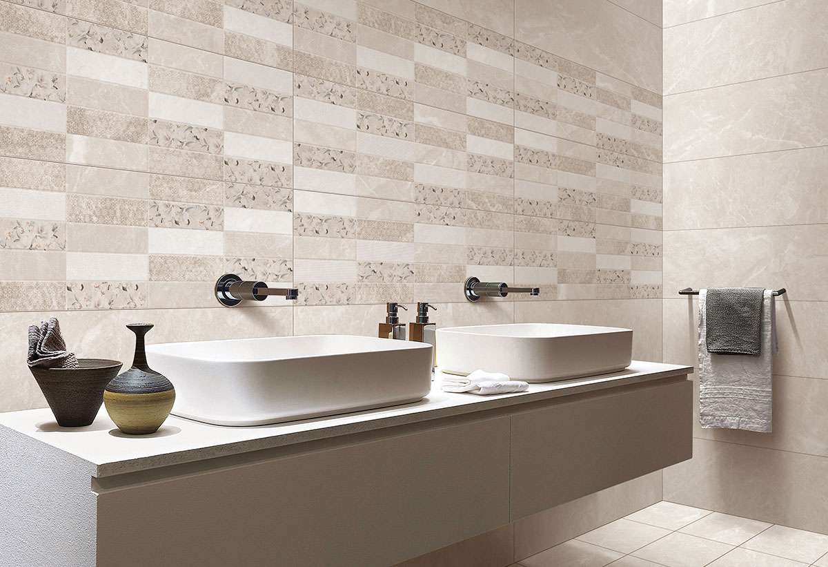 Απεικονίζεται το πλακάκι τοποθετημένο σε έναν τοίχο μπάνιου.