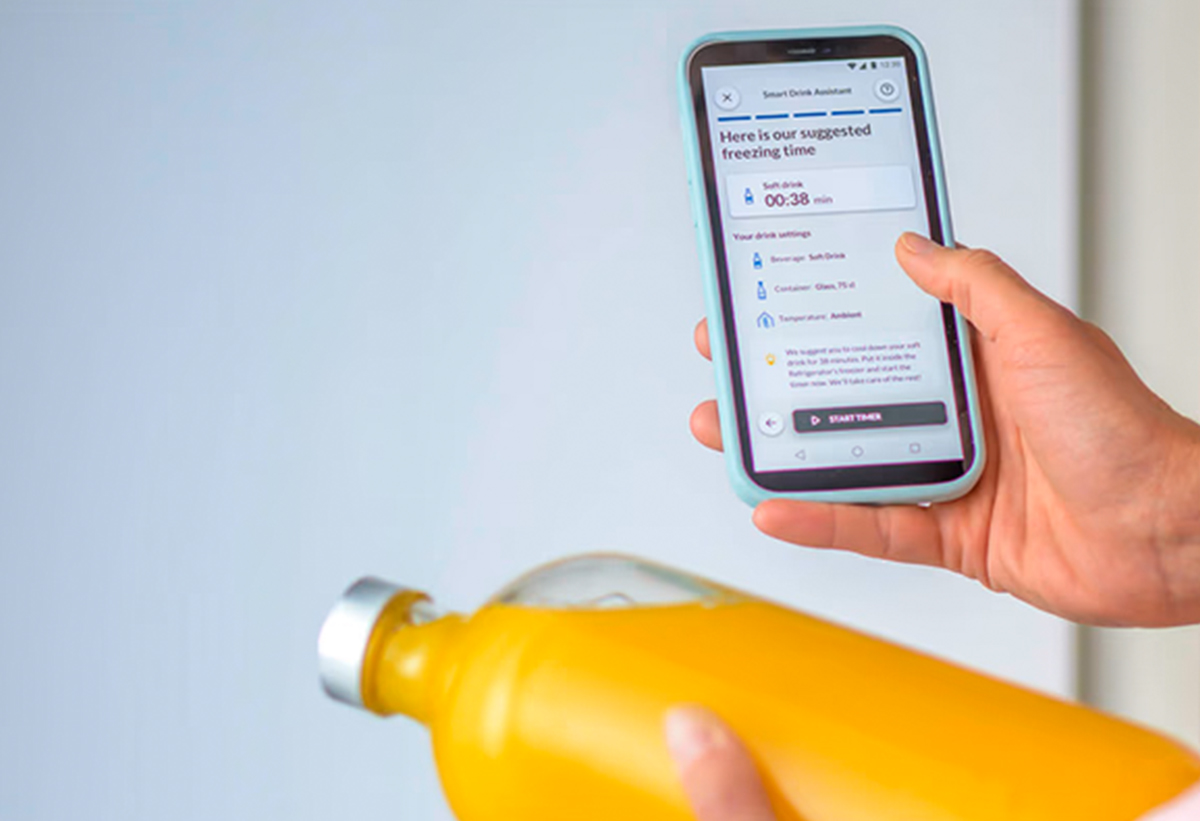 Απεικονίζεται ένα κινητό με την εφαρμογή hOn ανοιχτή.