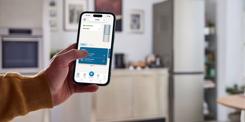 Απεικονίζεται χέρι να κρατάει κινητό με την εφαρμογή hOn.