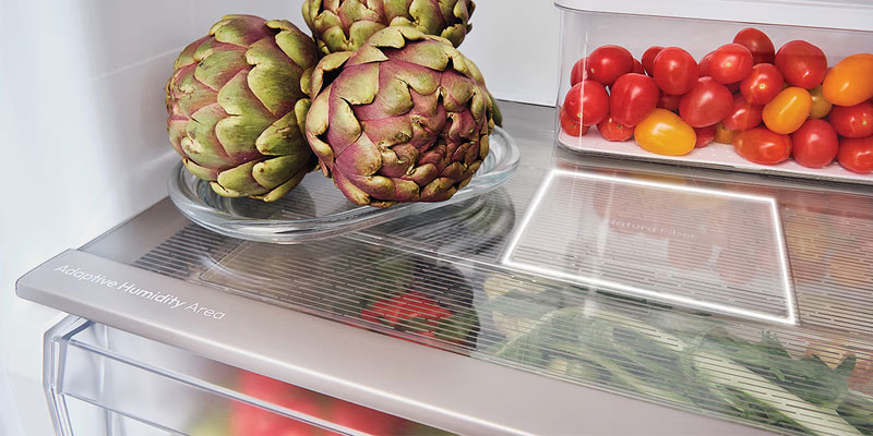 Απεικονίζονται λαχανικά στο συρτάρι υγρασίας.