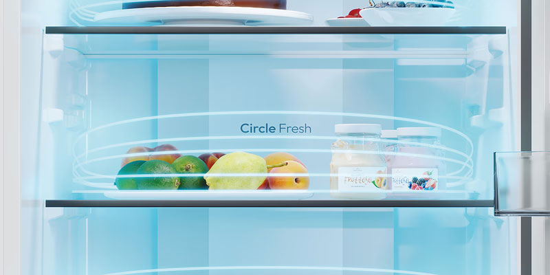 Απεικονίζεται η λειτουργία Circle Fresh σε ψυγείο με τρόφιμα.