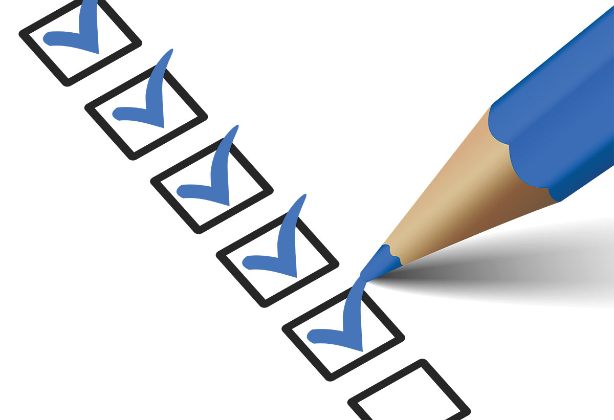 Ένας άντρας ελέγχει μία checklist, κρατώντας σημειώσεις με ένα στυλό.
