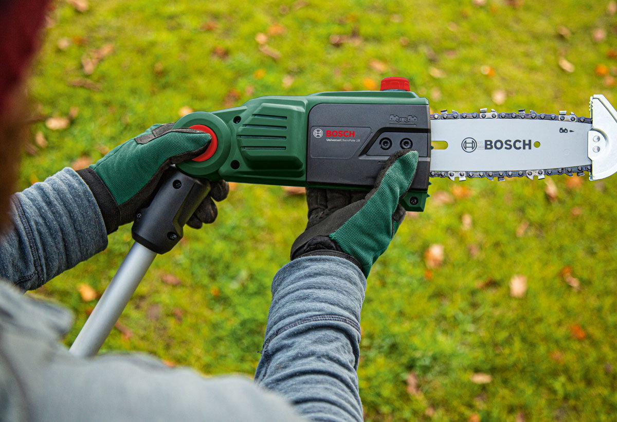 Κοντινή λήψη του κονταροπρίονου Bosch UniversalChainPole 18.