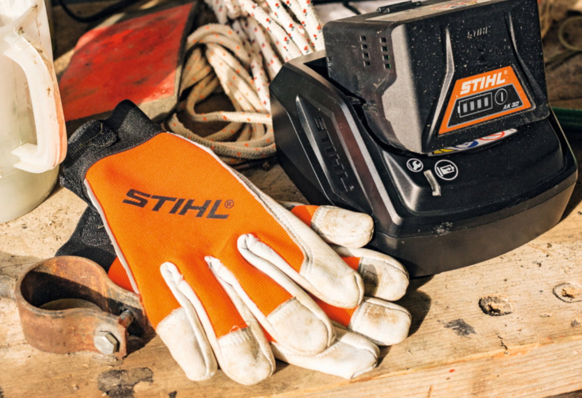 Απεικονίζει Γάντια Dynamic Sensolight Stihl.
