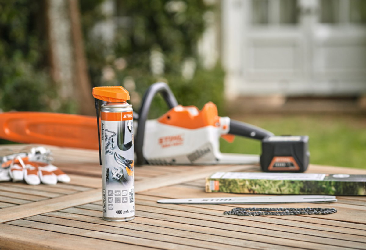 Spray Πολλαπλών Χρήσεων Stihl πάνω σε τραπέζι.