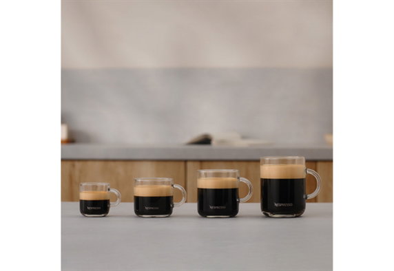 Τέσσερα διαφορετικά μεγέθη φλυτζανιών Nespresso, γεμάτα με Espresso.
