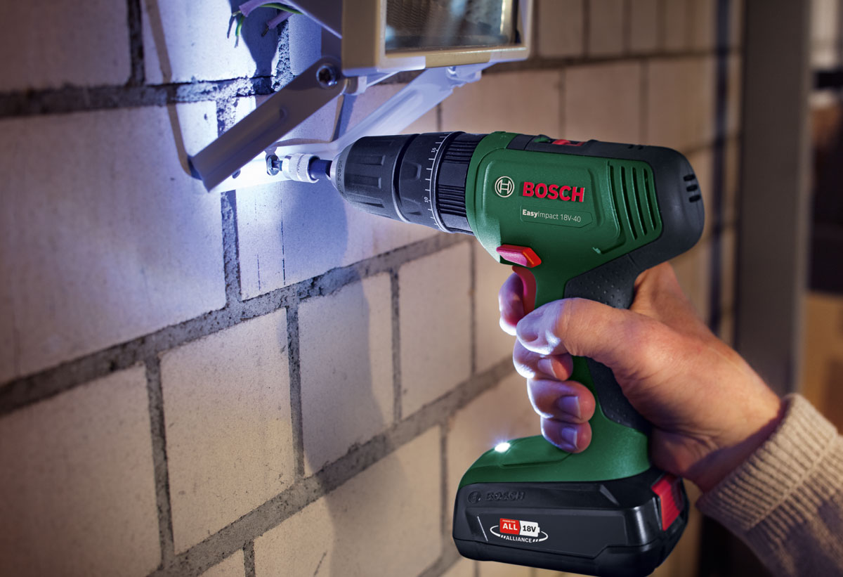Νυχτερινή λήψη εν ώρα χρήσης του Bosch Easyimpact, που αναδεικνύει τον PowerLight σχεδιασμό του.