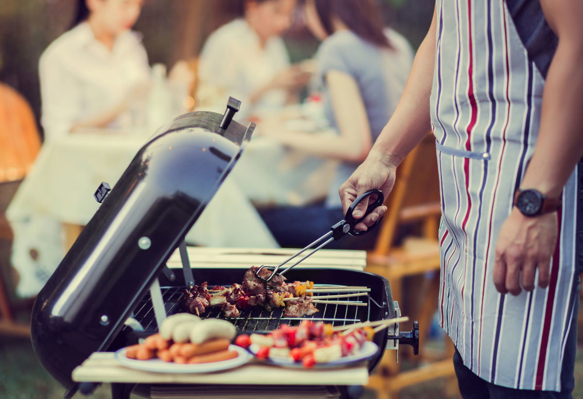 Κοντινή λήψη ψησταριάς BBQ κατά τη διάρκεια ψησίματος.