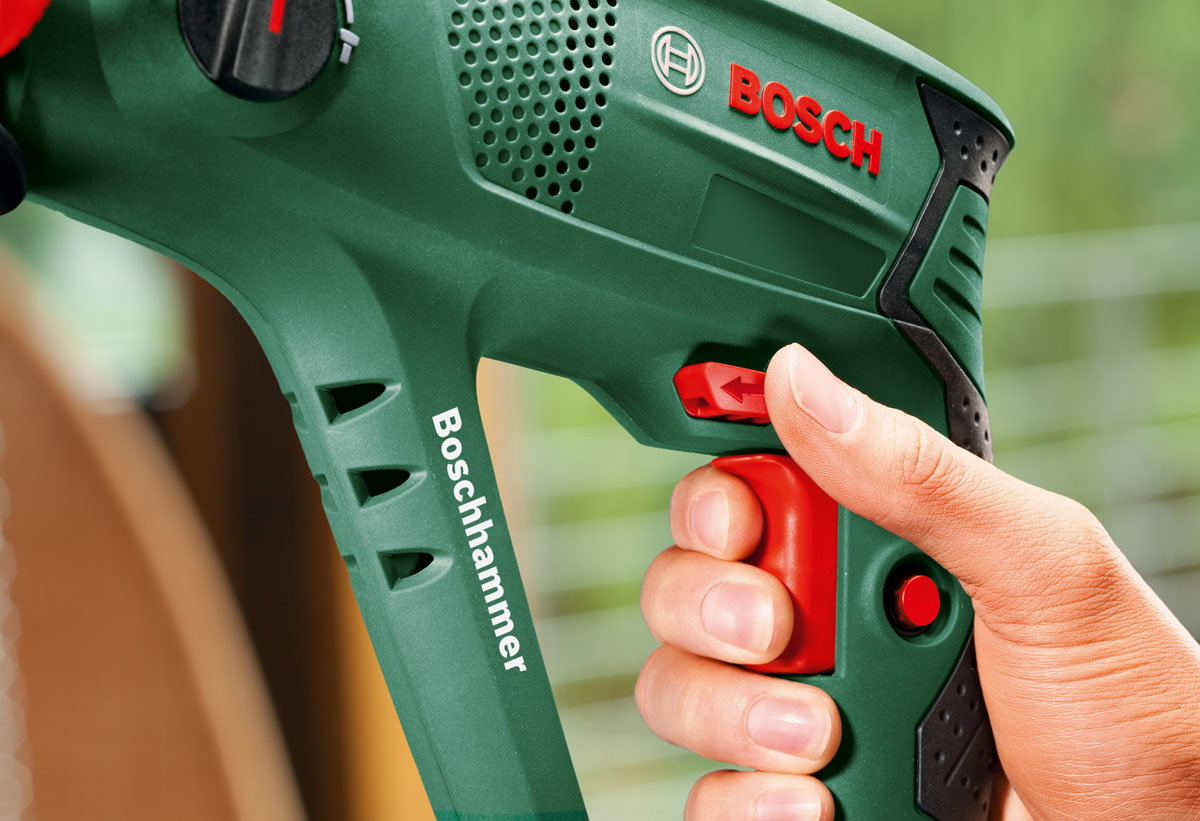 Κοντινή λήψη στο πλήκτρο κλειδώματος του Bosch PBH 2100 RE.
