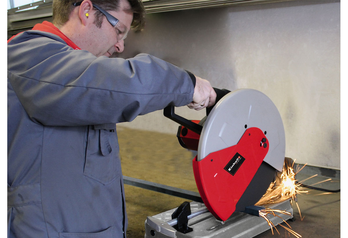 Ο χρήστης κόβει έναν μεταλλικό σωλήνα.