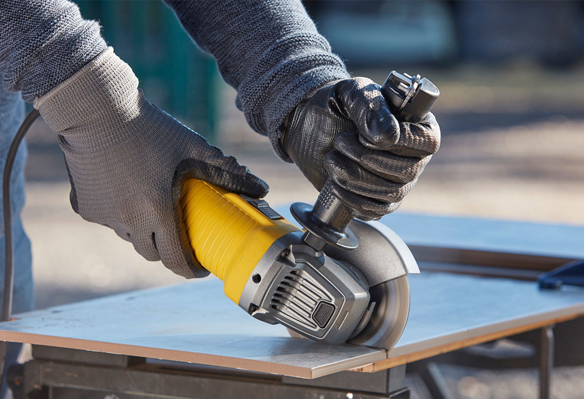 Στη φωτογραφία απεικονίζεται ο τροχός τη στιγμή ππου κόβει μια επιφάνεια.