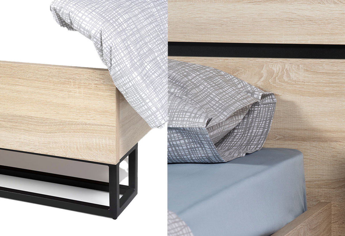 Απεικονίζει Κρεβάτι Διπλό Romantic Alfa Wood σε δρυς απόχρωση, το οποίο είναι τοπθετημένο, ανάμεσα σε δύο κομοδίνα 