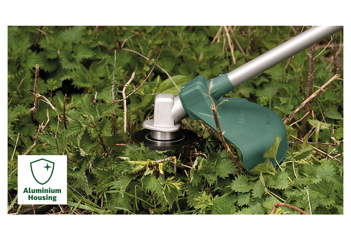 Απεικονίζεται άντρας που χρησιμοποιεί το Ηλεκτρικό Θαμνοκοπτικό Bosch AFS 23-37 σε υψηλά και τραχύ χορτάρια.