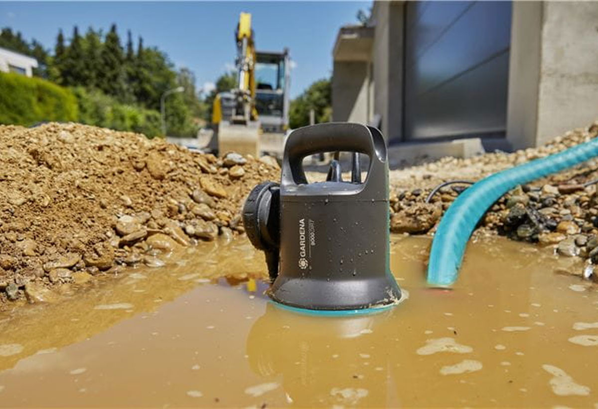 Η υποβρύχια αντλία νερού κάτω από τη στάθμη του νερού.