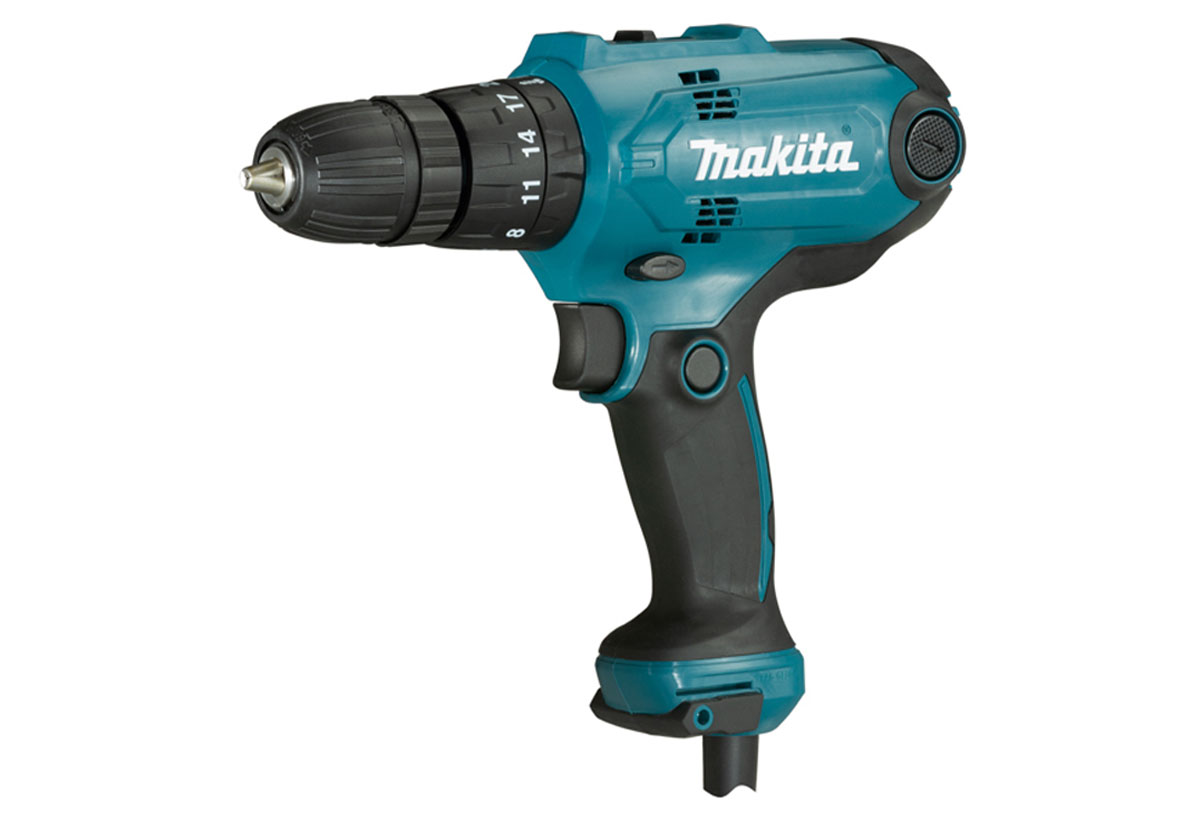 Το δράπανο απο πλάγια όψη και με φόντο το logo Makita.