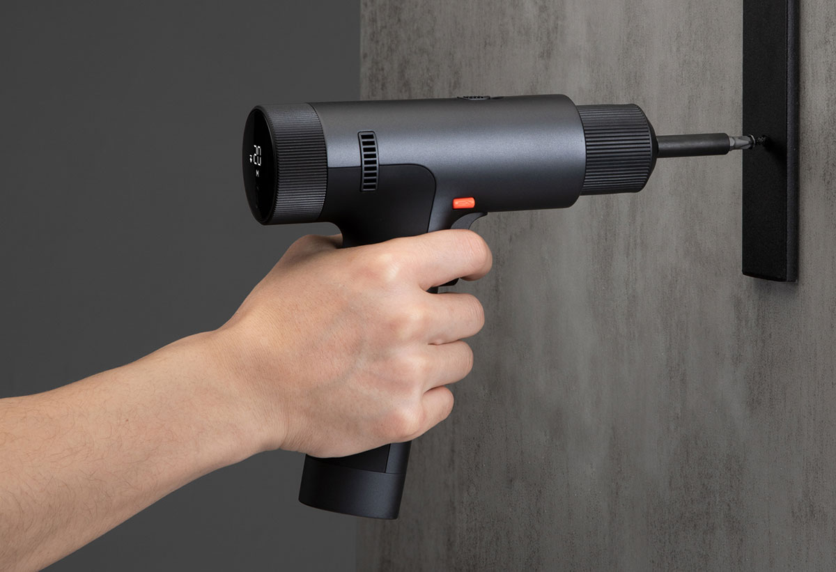 Το εργαλείο τη στιγμή που τρυπάει έναν τοίχο.