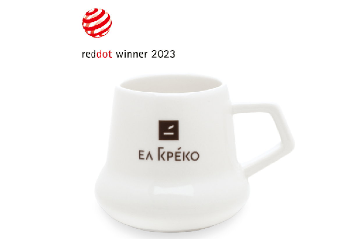 παρουσιάζεται η κούπα με το βαβείο REDDOT WINNER 2023.
