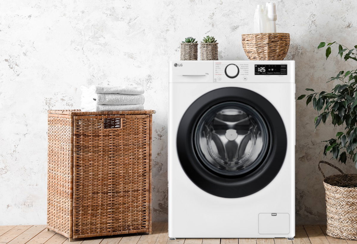 Η φωτογραφία δείχνει το πλυντήριο τοποθετημένο σε ενα μπάνιο λευκό.