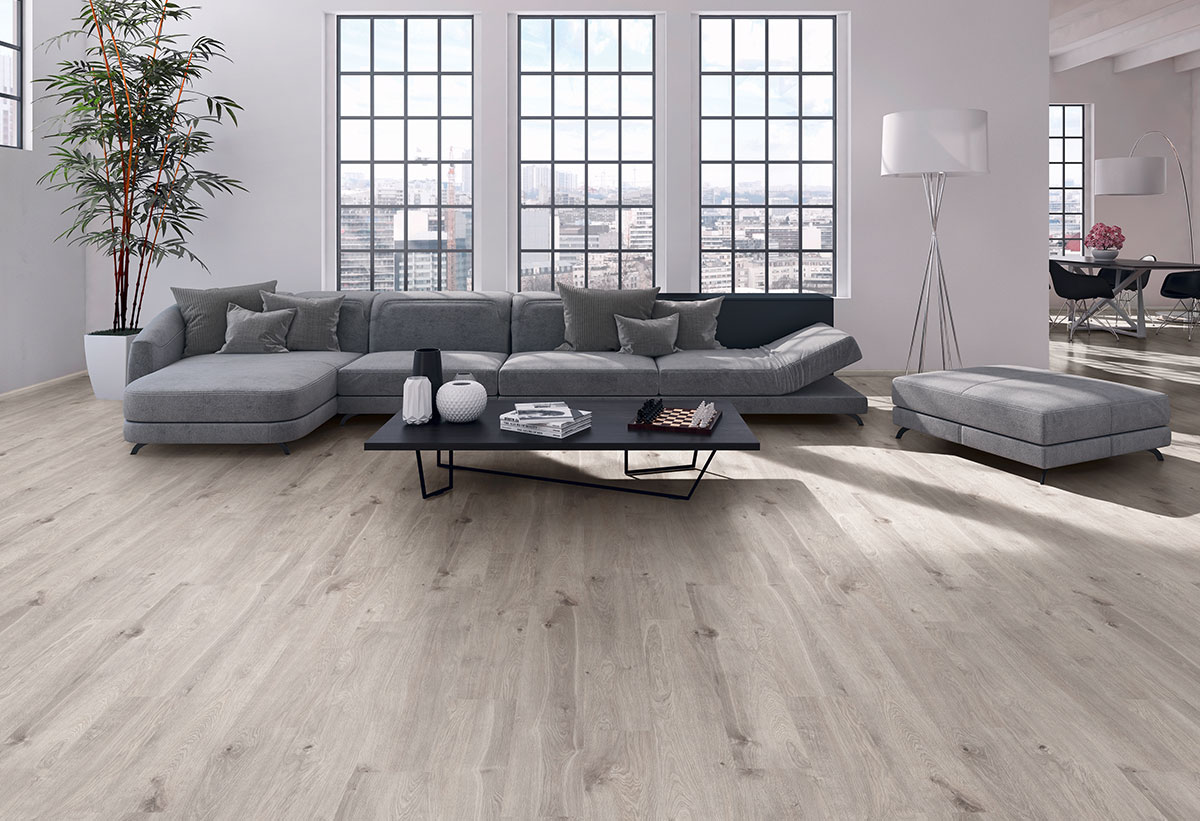 Ένα σαλόνι με το πάτωμα Laminate.