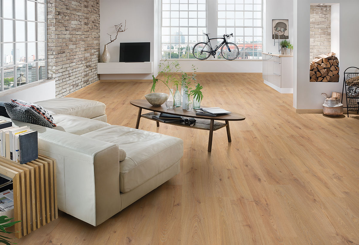 Ένα σαλόνι με το πάτωμα Laminate.