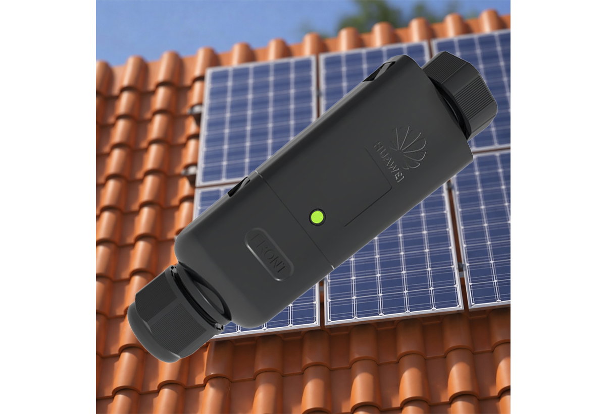 Απεικονίζεται το smart dongle μπροστά από ένα φωτοβολταϊκό.