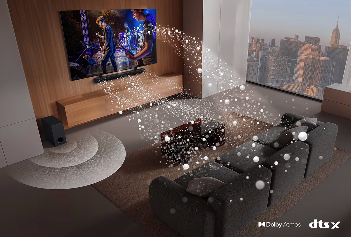 LG Soundbar, LG TV και subwoofer σε σαλόνι ενός ουρανοξύστη όπου παίζει μια συναυλία. Λευκά ηχητικά κύματα από σταγόνες προβάλλονται από το soundbar, κυκλώνοντας τον καναπέ. Ένα subwoofer δημιουργεί ηχητικό εφέ από κάτω. Λογότυπο Dolby Atmos Λογότυπο DTS X.