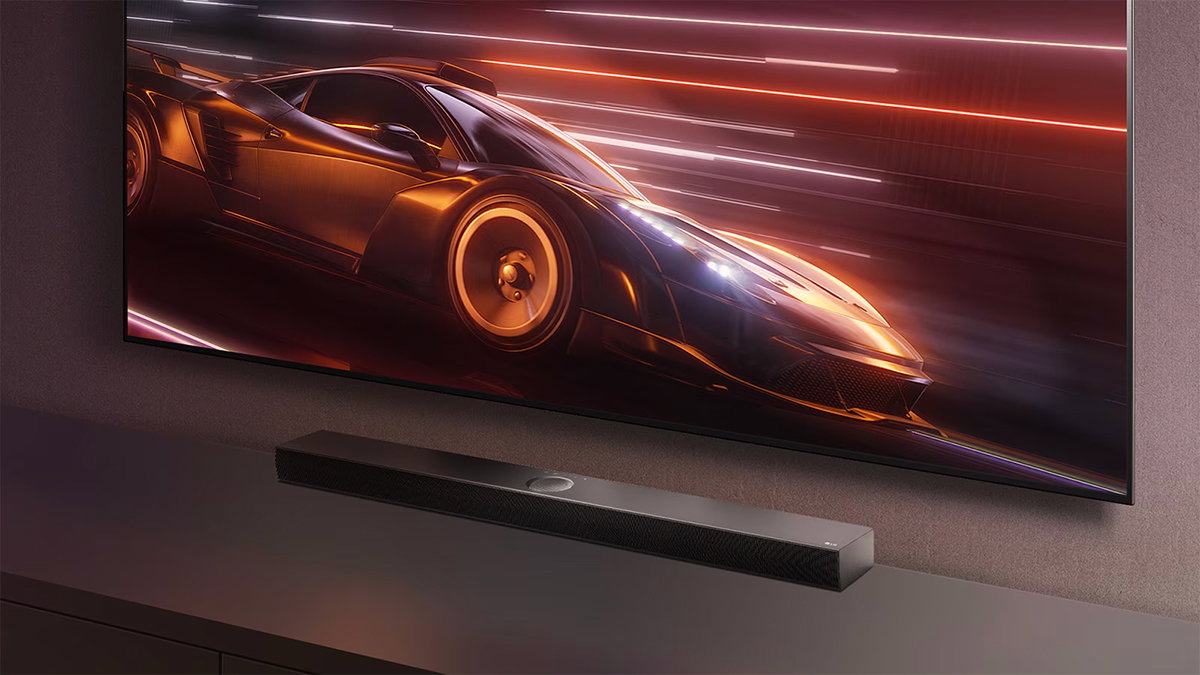 Τα LG Soundbar και LG TV εμφανίζονται μαζί. Η οθόνη δείχνει ένα παιχνίδι αυτοκινήτων.