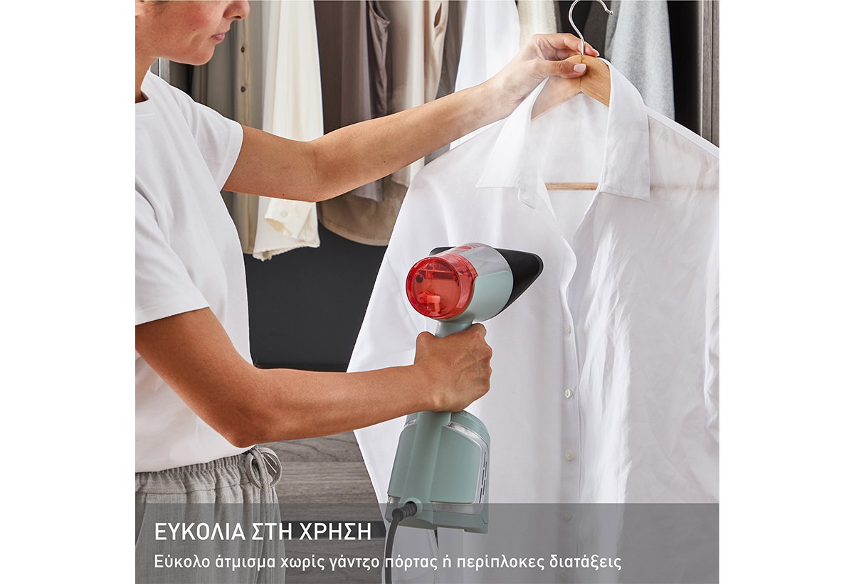 Απεικονίζεται γυναίκα να σιδερώνει ένα πουκάμισο σε κρεμάστρα.