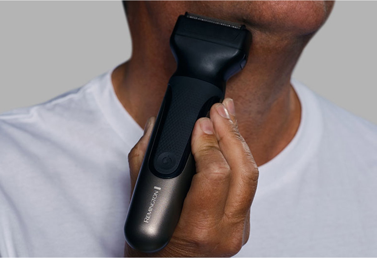 Απεικονίζεται άνδρας να χρησιμοποιεί το Foil Shaver του σετ. 