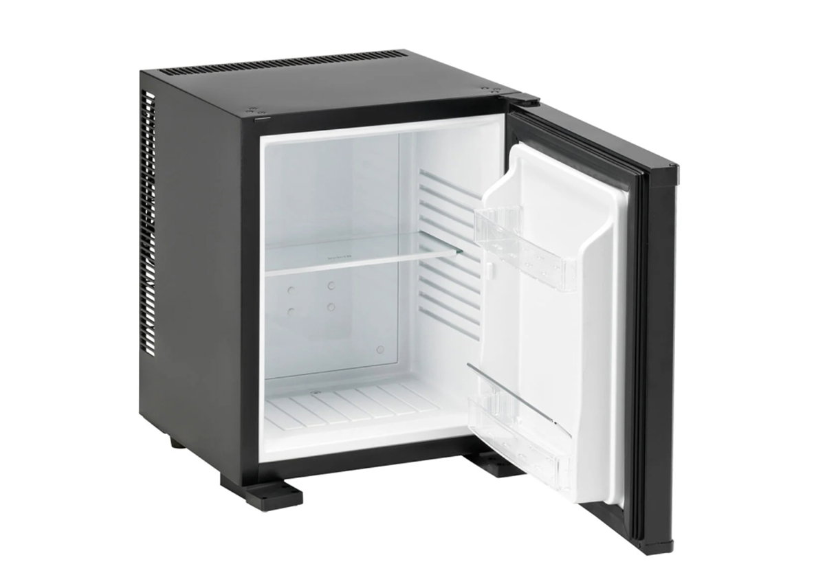 Απεικονίζεται το mini bar με ανοιχτή την πόρτα.