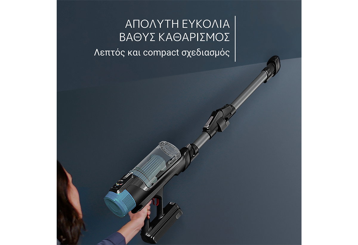 Μια γυναίκα σκουπίζει μια γωνία ταβανιού.