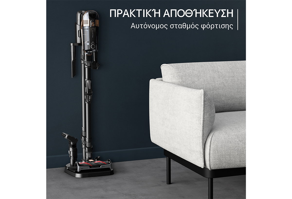 Απεικονίζεται η σκούπα πάνω στον σταθμό φόρτισης σε δωμάτιο.