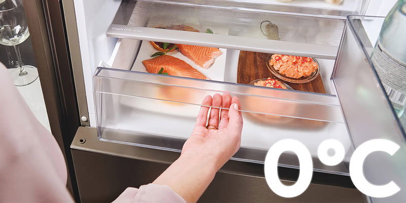 Απεικονίζεται χέρι να ανοίγει το συρτάρι Fresh 0°C.