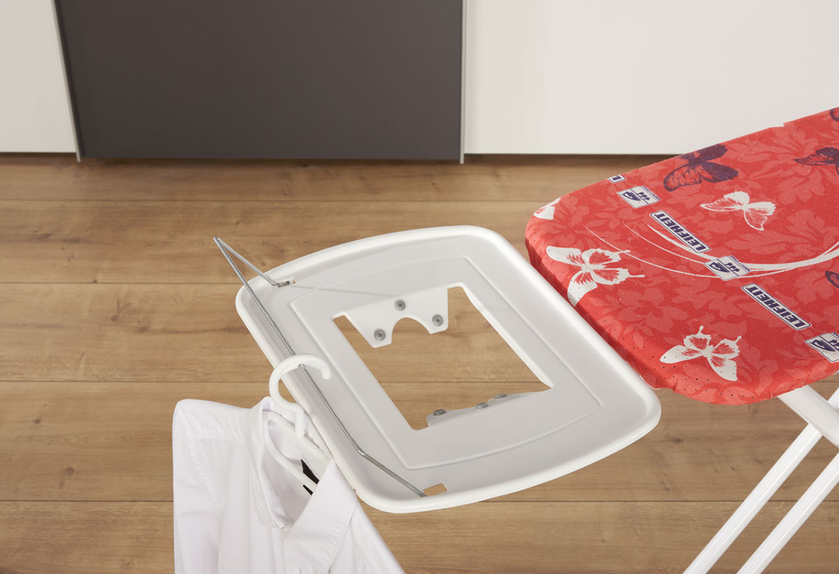 Η άκρη του συστήματος έχει συρμάτινη προέκταση για να κρεμάσεις τα σιδερωμένα σου ρούχα σε μια κρεμάστρα.